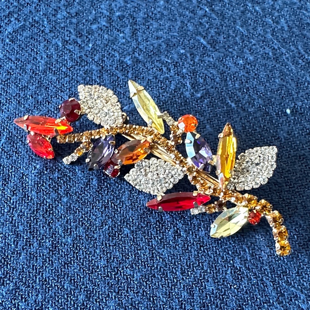 Elegant Crystal Leaf Brooch - Picture 3 of 4